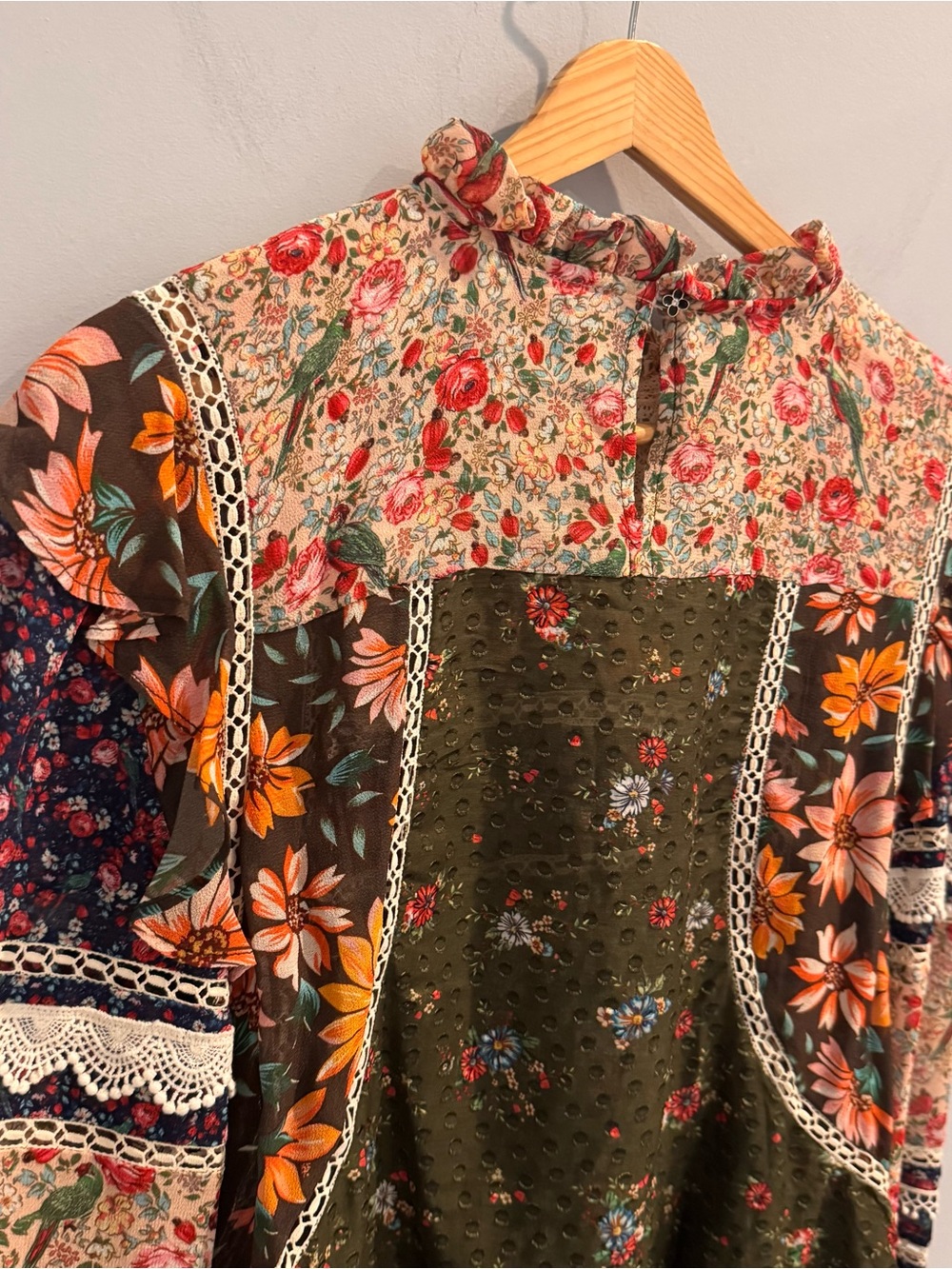 NEW Farm Rio Lace-Bib Floral Ruffle Blouse, Size M - Picture 10 of 12